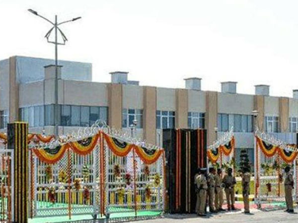 బాత్రూమ్ తప్ప..