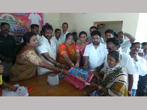 బతుకమ్మ చీరల వివాదం: