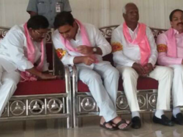 టీఆర్ఎస్‌కు ఝలక్: 