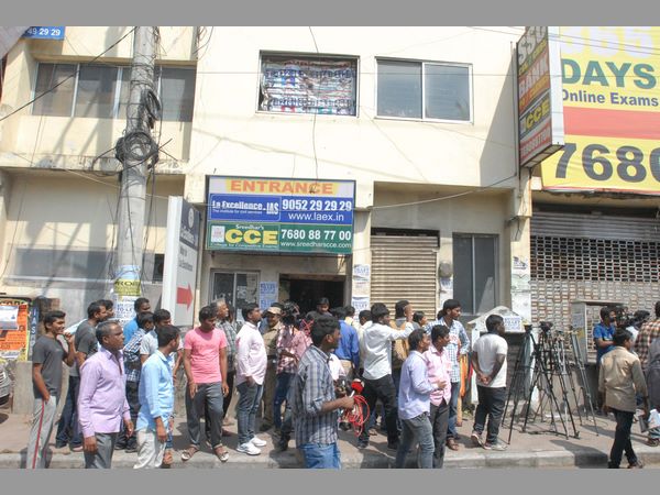  భార్యను హైదరాబాద్ పంపించి