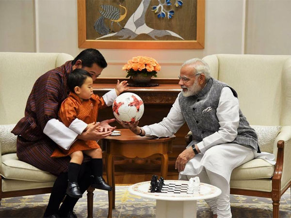 బుల్లి యువరాజుకు మోడీ కానుక