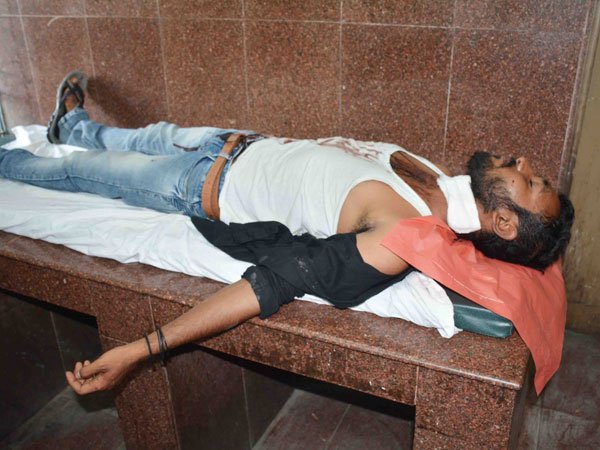  మరో యువకుడితో సన్నిహితంగా ఉంటుందనే అనుమానంతో