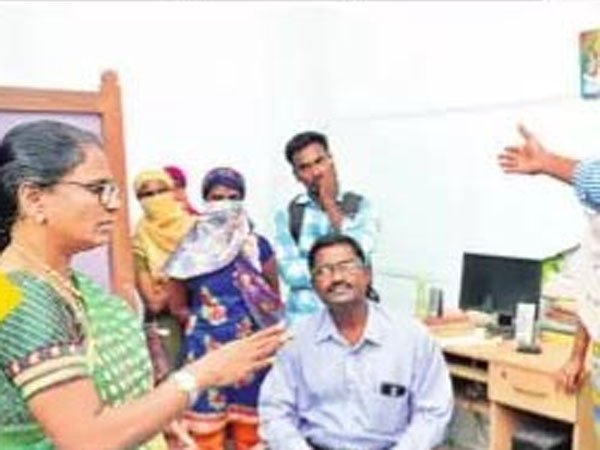  తనను తాను బ్లేడుతో కోసుకున్నాడు