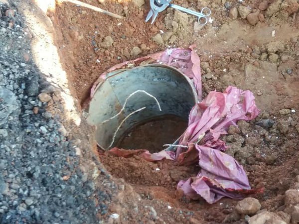 రోడ్డులో ప్రెషర్ కుక్కర్