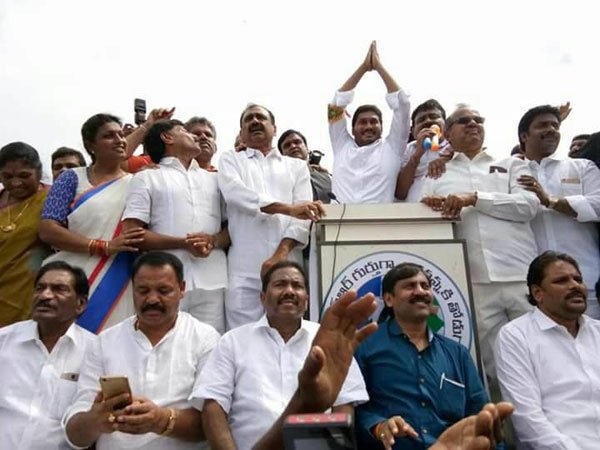  భారీగా తరలి వచ్చిన జనం, రద్దీ కారణంగా ఇతర నేతలతో