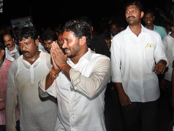  జగన్‌కు రక్తతిలకం దిద్దారు