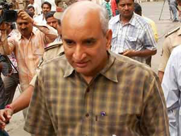  వారితో నిమ్మగడ్డకు సంబంధాలు