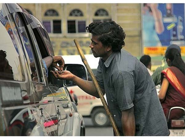 గుడి ముందు ప్రసాదం తింటుంటే.. గుడి ముందు ప్రసాదం తింటుంటే..