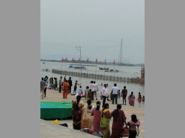 ఏపీ టూరిజం బోటు లేకపోవడంతో ప్రయివేటు బోటు