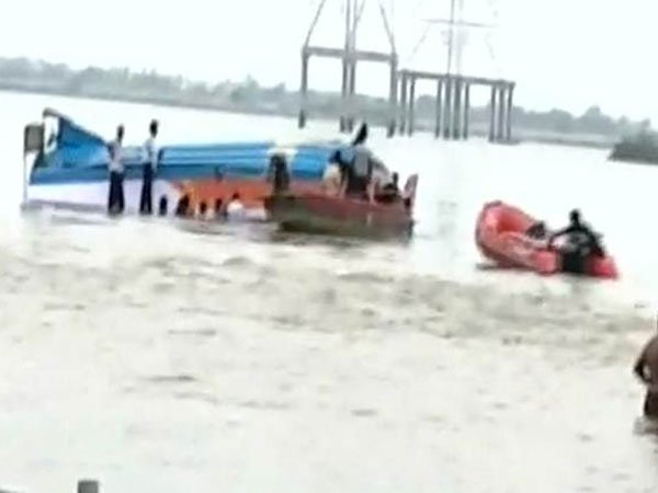 అధికారుల కంటే మత్స్యకారులే ముందుగా.. అధికారుల కంటే మత్స్యకారులే ముందుగా..