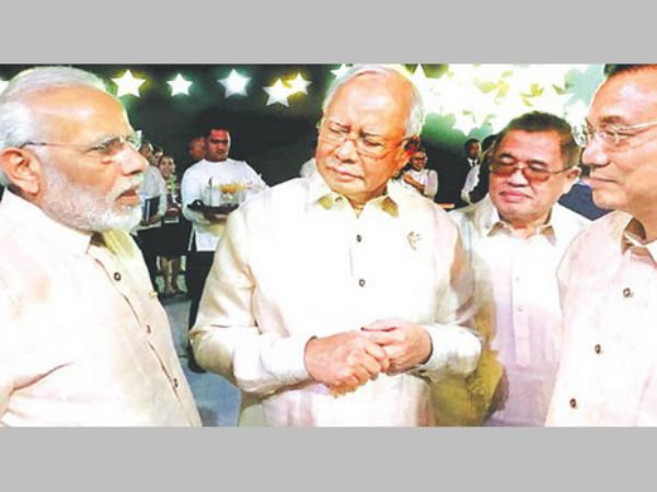 ఫిలిప్పీన్స్ తో చర్చలు కొనసాగిస్తామన్న చైనా ప్రధాని లీ కియాంగ్ ఫిలిప్పీన్స్ తో చర్చలు కొనసాగిస్తామన్న చైనా ప్రధాని లీ కియాంగ్