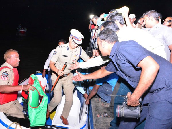  అంతా అక్కడివారే