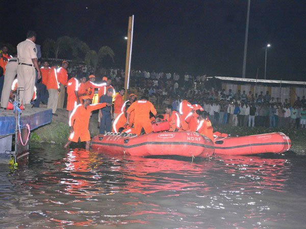 బోటు ప్రమాద మృతులకు అంత్యక్రియలు