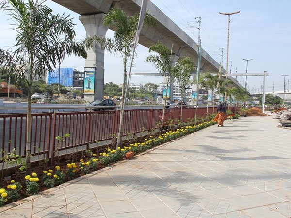 అమీర్ పేట వద్ద అదుర్స్ అమీర్ పేట వద్ద అదుర్స్