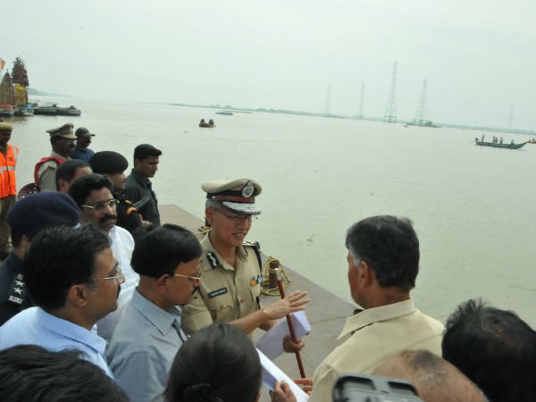 ఇద్దరికీ చంద్రబాబు బహుమతి ఇద్దరికీ చంద్రబాబు బహుమతి