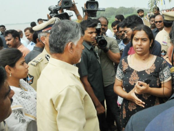 కొందరు నదిలో పడిపోవడం చూశారు కొందరు నదిలో పడిపోవడం చూశారు
