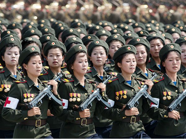 సొంత సైనికుడిపై తుపాకీ గుళ్ల వర్షం