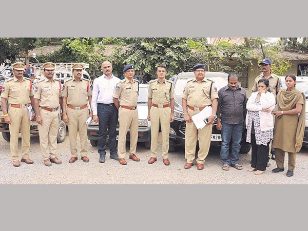 పోలీసుల కథనం ప్రకారం: పోలీసుల కథనం ప్రకారం: