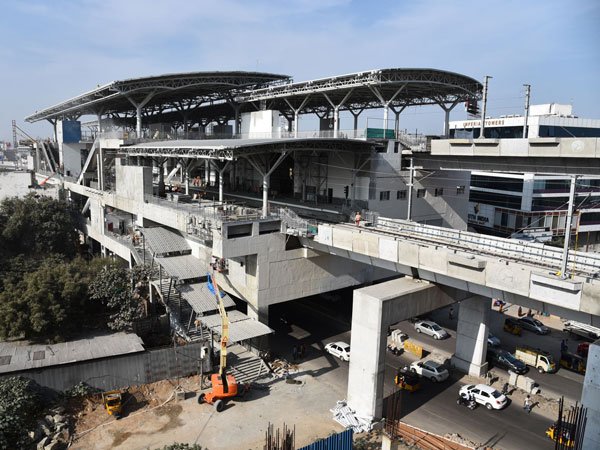 బస్ బేల సంగతే విస్మరించిన మెట్రో యాజమాన్యం