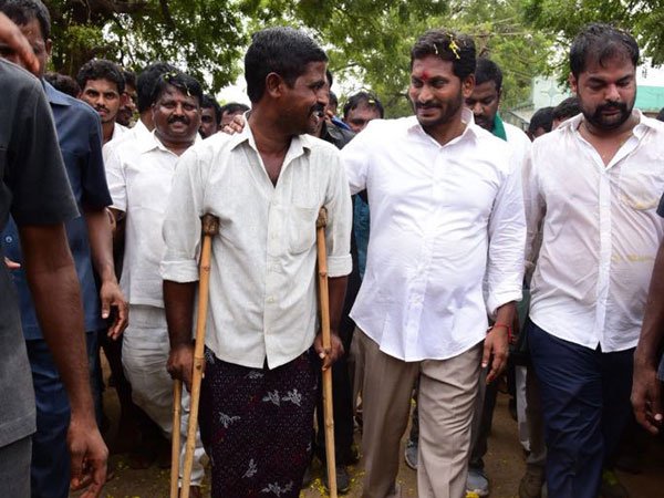 చంద్రబాబు హీరోలా కనిపించడం కోసం చంద్రబాబు హీరోలా కనిపించడం కోసం