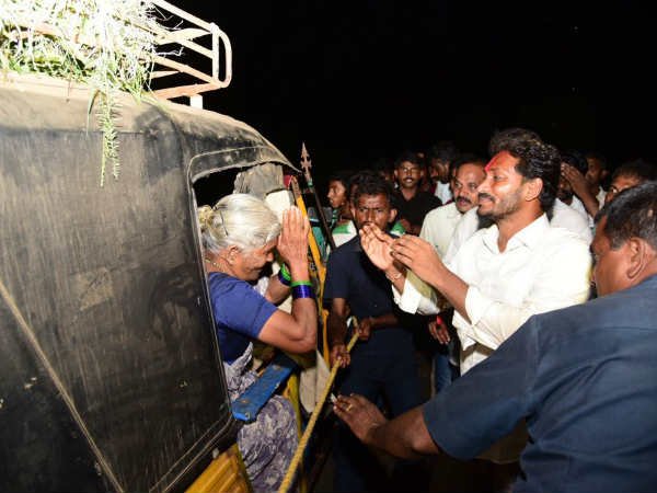 నాకే బాధ అనిపించిందన్న జగన్