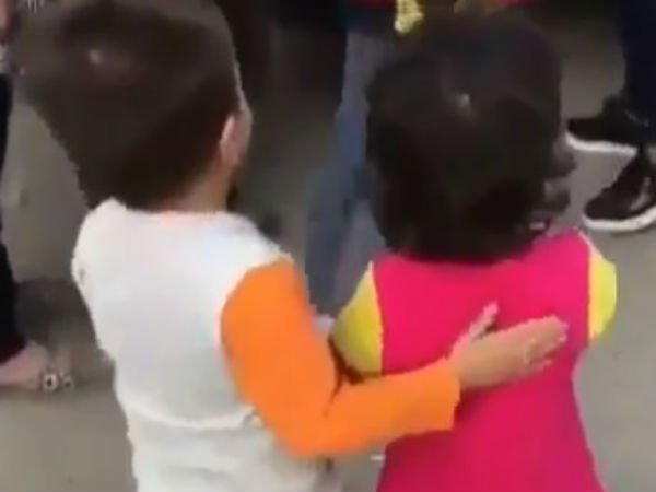 చిన్నారిని చేతి పట్టుకొని లాక్కెళ్లాడు