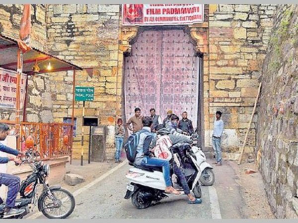  ఛిత్తోడ్ గఢ్ కోట ప్రవేశ ద్వారం మూసివేత