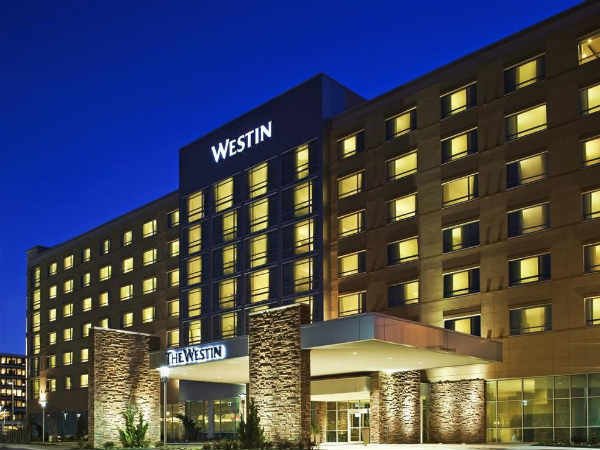 యూనిఫాంలో ఒక్క అధికారి మాత్రమే