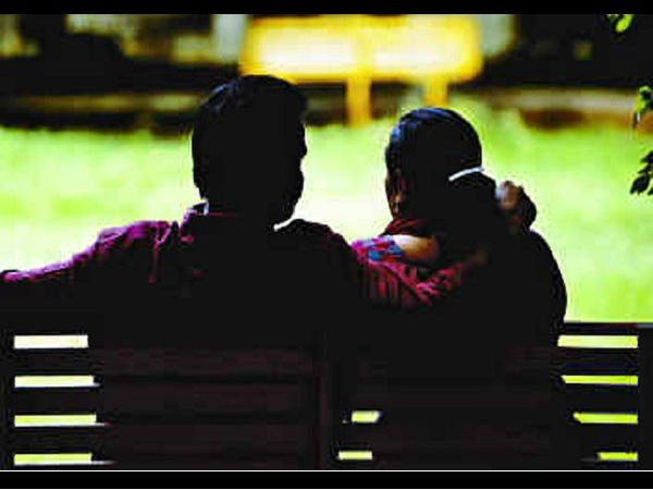 రెడ్ హ్యాండ్‌గా పట్టుకున్న భార్య