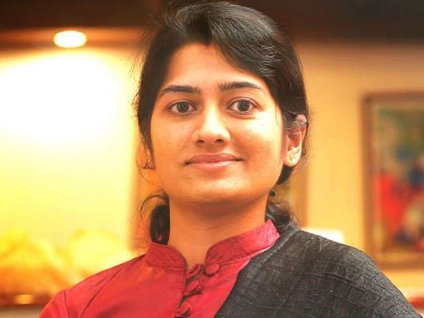 మంత్రి, కలెక్టర్‌కు మధ్య విమర్శలు