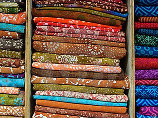  చేనేతలకు రుణ మాఫీతో ఉచితంగా నూలు, రసాయనాలు పంపిణీ