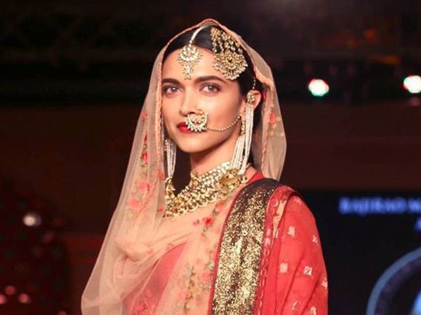 ఎవరి మనోభావాలను కించపర్చడం లేదని వివరణలు ఇలా ఎవరి మనోభావాలను కించపర్చడం లేదని వివరణలు ఇలా