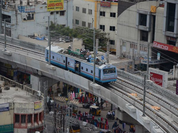 ప్రయాణ టిక్కెట్ ఉంటేనే లోనికి...