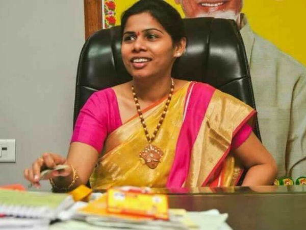 పెండింగులో ఫైళ్లు, తన వారి పనులపై ఆసక్తి
