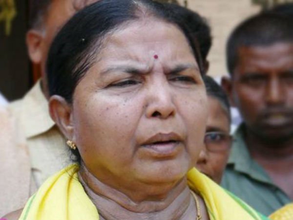 సెలవులపై ఎమ్మెల్సీ విమర్శల కలకలం