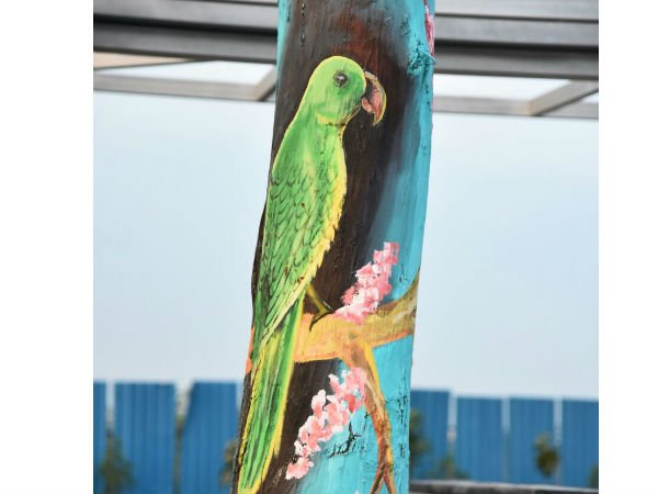 పూలకుండీలు, బెంచీలు, చెట్లకు జీవకళ తెస్తున్న విద్యార్థులు