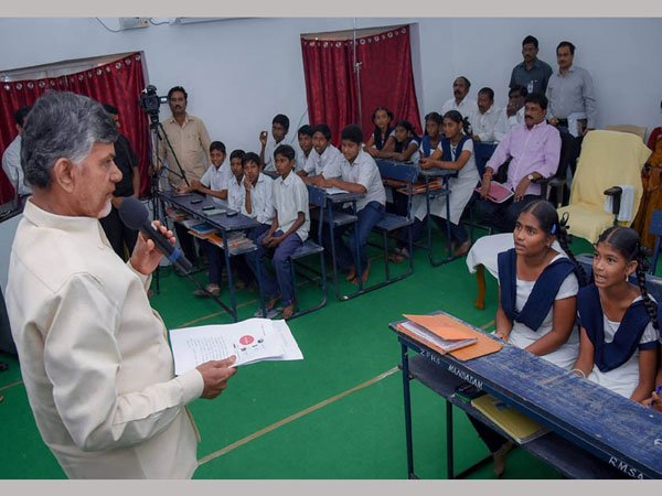  విద్యార్ధులకు చంద్రబాబు పాఠాలు..