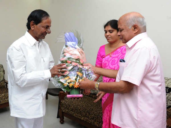 చిన్ననాటి స్నేహితుడు రాజేంద్రప్రసాద్‌ను పరామర్శించిన కెసిఆర్