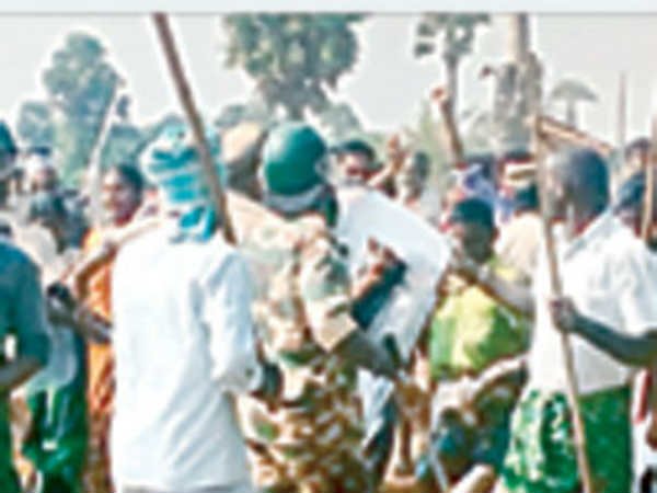  కొవ్వాడ దళితుల భూముల్లో పోలీస్‌ బలగాల మోహరింపు 