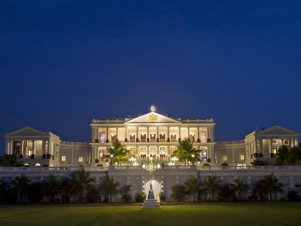  1893లో డైనింగ్ టేబుల్ పూర్తి చేశారు