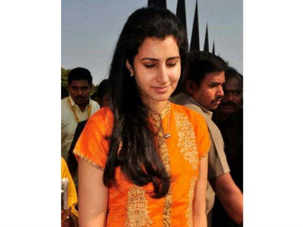 బ్రాహ్మణితో సెల్ఫీలు దిగేందుకు ఉత్సాహం