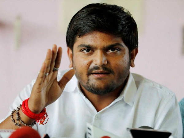 పటేల్, భగత్సింగ్, ఛత్రపతి శివాజీ, హార్దిక్ ఫొటోలతో పోస్టర్లు
