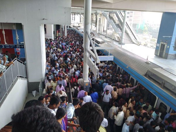  బారులు తీరిన జనం