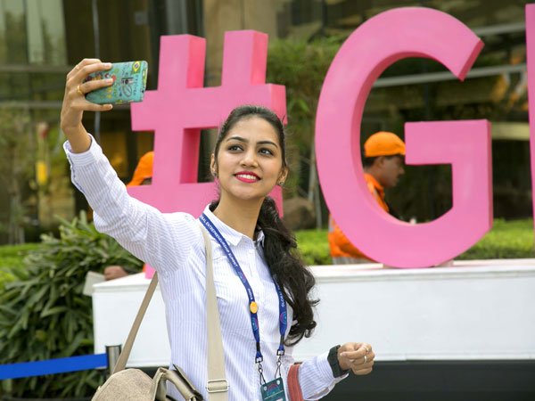 మానుషితో ఫోటోల కోసం పోటీ