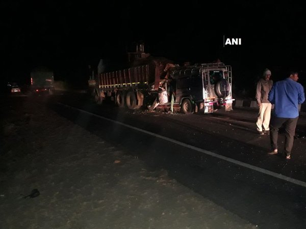 13 dead as jeep rams into truck in Kheda in Gujarat 13 dead as jeep rams into truck in Kheda in Gujarat