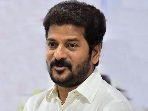 మంత్రులు రేవంత్ రాకను అడ్డుకొన్నారు.