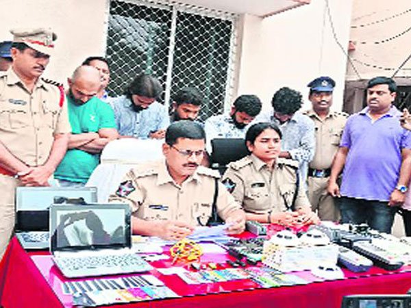 పరారీలో అసలు దొంగలు... పరారీలో అసలు దొంగలు...
