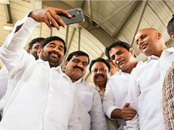 ఫుట్‌పాత్‌పైనే వాహనాల పార్కింగ్