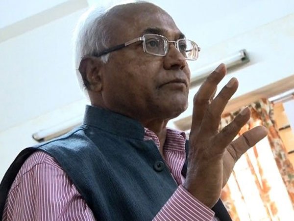 పోలీసులను అడ్డుకునే ప్రయత్నం