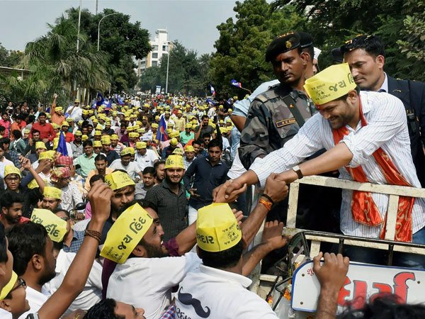 కార్డు బోర్డు ‘నాగళ్ల'తో రోడ్ షోలో యువ పాటిదార్లు